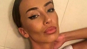 Andreea de la ”Insula iubirii” a pozat din nou goală în piscină, chiar dacă a venit toamna. Cu ce s-a ”acoperit” vedeta!