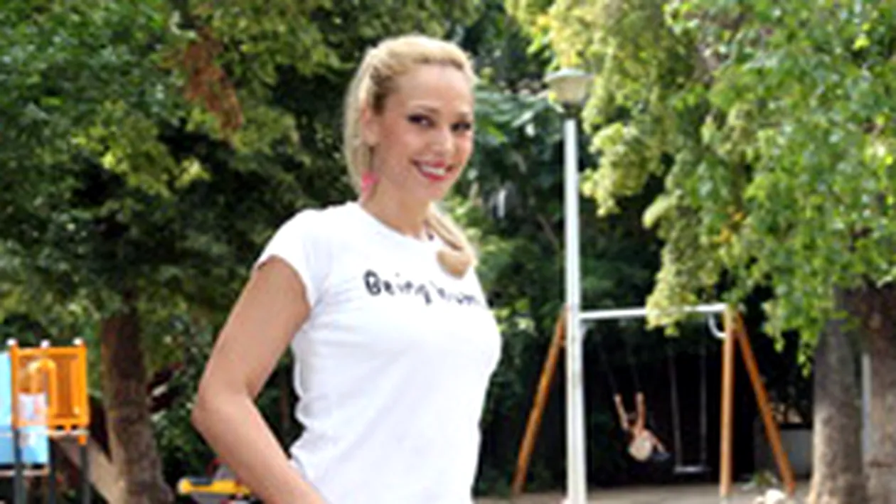 Iulia Vantur intra cu bicicleta in magazin! E pliabila si roz