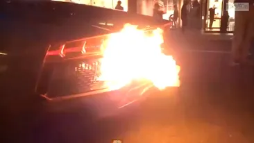 A aplicat METODA RUSEASCA! Ce a facut soferul acestui Lamborghini cand a vazut i-a luat foc masina: VIDEO