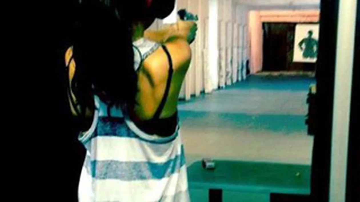 Justin Bieber ai grija sa nu-ti superi iubita! Selena Gomez invata sa traga cu pistolul!
