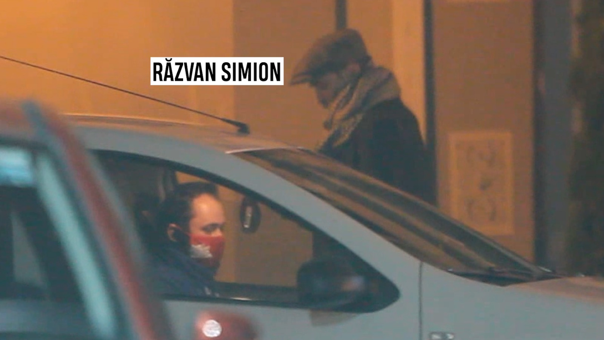 Răzvan Simion, înainte de a se urca în Uber, la plecare