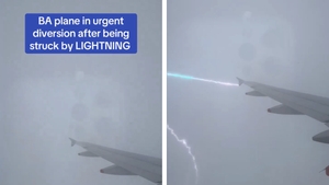 Momentul în care un fulger loveşte un avion al companiei British Airways. VIDEO ȘOCANT