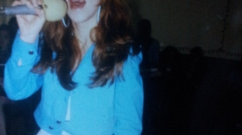Imagini de colectie cu Bijou, “cantareata fara chiloti”. In adolescenta canta dance, isi spunea Elya si era blonda!