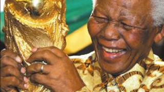 Nelson Mandela si sotia sa au participat la ceremonia de inchidere a Campionatului Mondial din Africa de Sud!