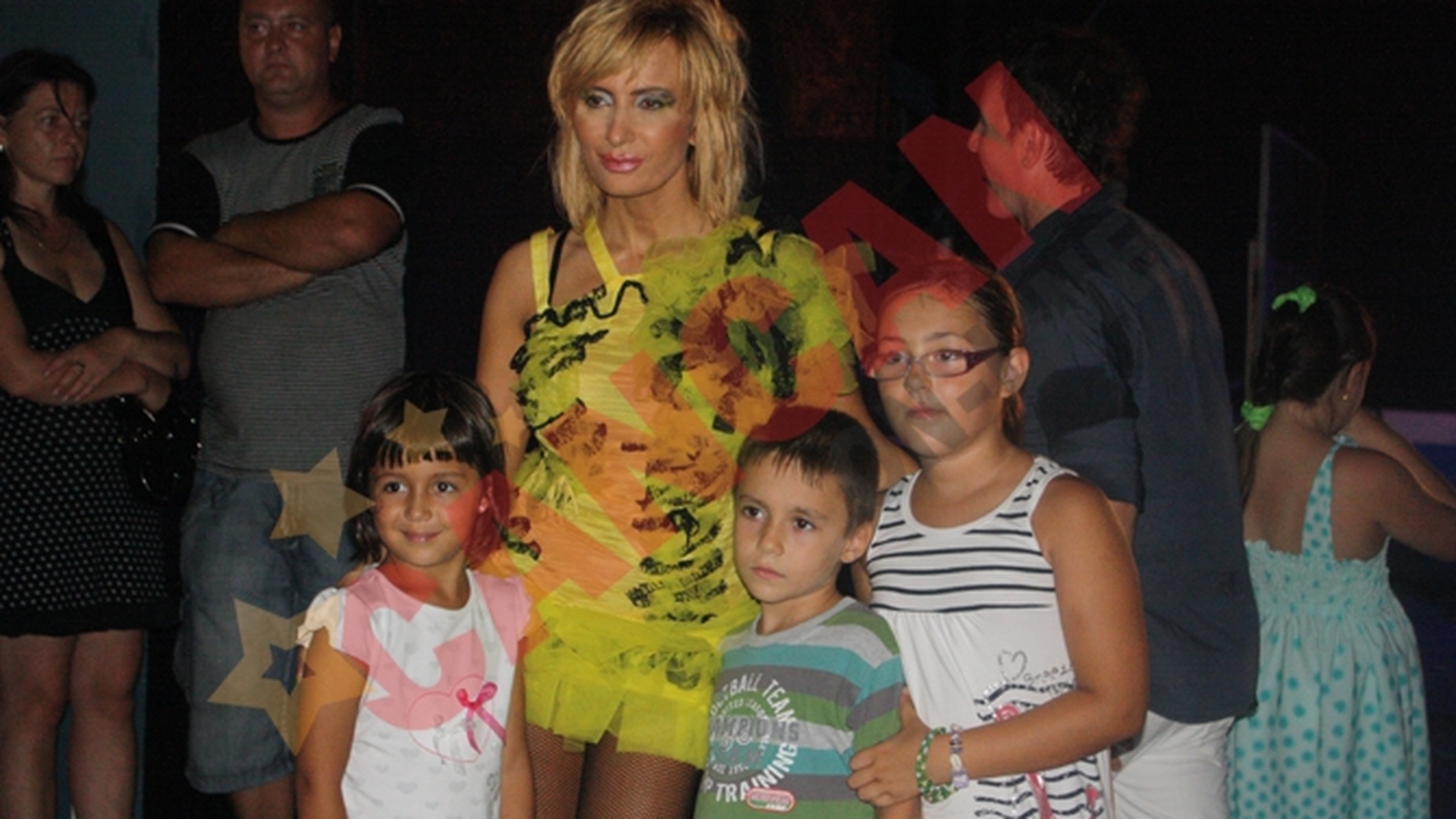 Daniela Gyorfi a ramas in picioarele goale pe scena Festivalului Mangalia