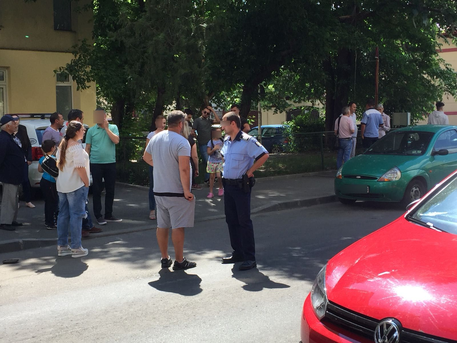 Zeci de oameni s-au strâns să vadă ce s-a întâmplat