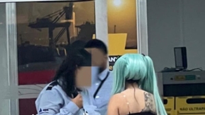 Tinerei din imagine i-a fost refuzată îmbarcarea în avion, din cauza vestimentației. Cum era îmbrăcată