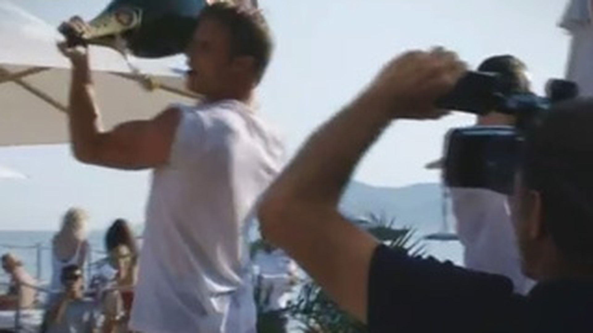 Extravagantele printului Al Habtoor: face petreceri memorabile si le uda cu frigidere intregi pline cu sticle din cea mai scumpa sampanie! Vezi imaginile incendiare!