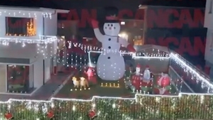 Și-au făcut propriul Târg de Crăciun, în curtea casei! O familie din Cluj și-a luat prin surprindere vecinii cu decorațiunile speciale de sărbători