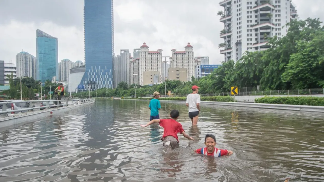 Cel puțin 21 de morți,zeci de mii de oameni evacuați în urma inundațiilor din zona orașului Jakarta, Indonezia