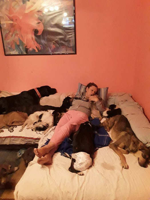 Daniela nu se poate despărți de câini nici în pat