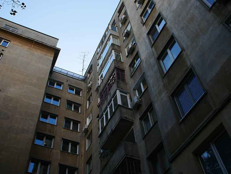 În spatele blocului s-ar petrece lucruri necurate, conform administratorului