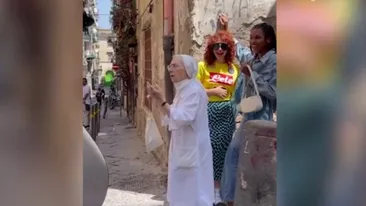 Ce le-a reproșat o călugăriță celor două modele care se sărutau pe stradă. Femeia nu a înțeles gestul tinerelor