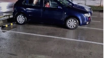 Caz șocant în Prahova. Doi părinți și-au încuiat copilul în mașină noaptea, într-o parcare, și au plecat la cumpărături