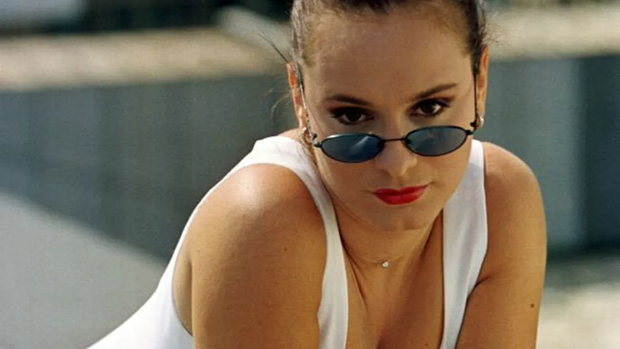 Andreea Esca poza sexy in tinerete! Stirista isi lasa sanii la vedere si aborda o privire ucigatoare