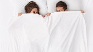 Nu e banc! Ce mesaj a găsit un bărbat pe ușa apartamentului său: „Felicitări, vecine. Nu știu ce-i faci soției tale, dar...” Continuarea e hilară