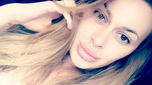 O vedetă din dosarul „Prostituţiei de lux" şi-a etalat formele voluptuoase la piscină! RELLYS TONU a întors toate privirea celor prezenţi acolo 