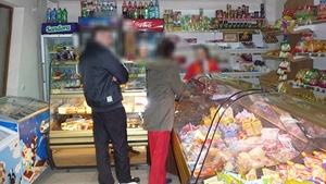Dialog mega-amuzant într-o alimentară din Vaslui, între vânzătoare și o clientă româncă întoarsă din Italia: "50 de lei, fă! Că ești de la mine din sat"