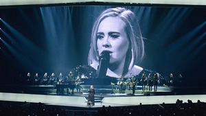EMOŢIONANT! ADELE le-a dedicat un concert de adio lui BRAD PITT şi ANGELINEI JOLIE: „Am fost şocată...“