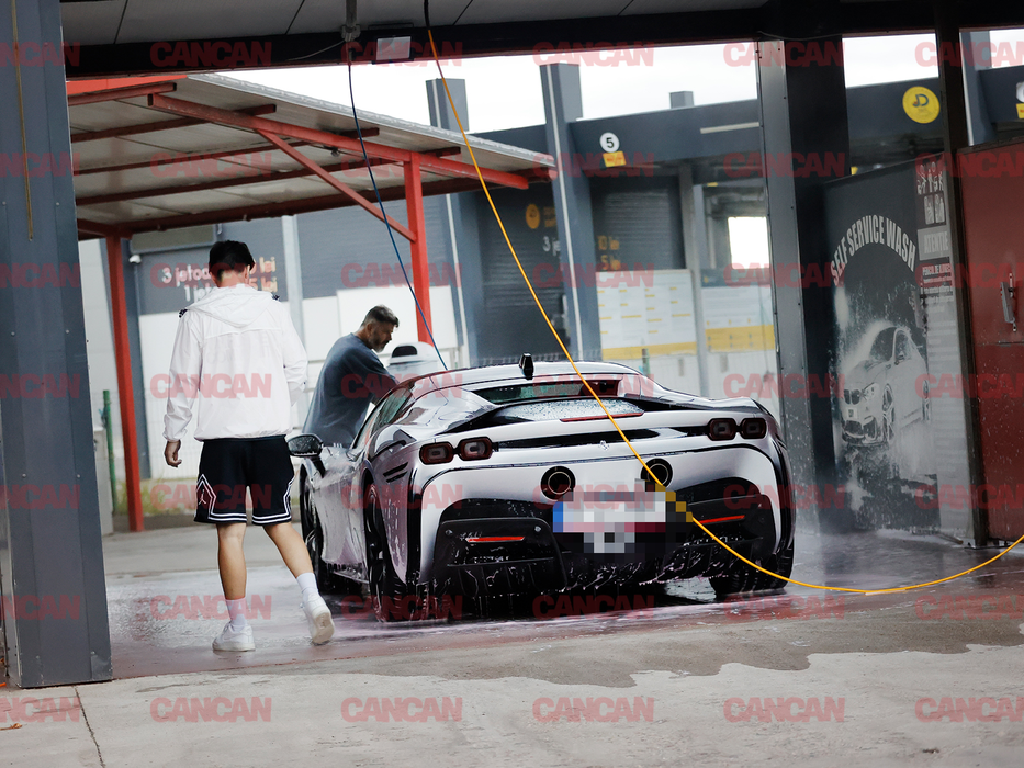 Tatăl lui Zbir îi spală Ferrari-ul SF90 la self-wash
