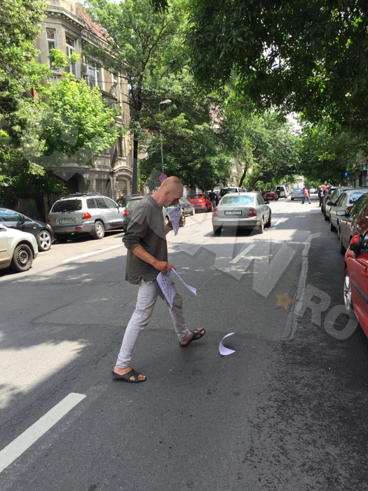 HALUCINANT! Un bărbat şi-a bătut un cui în cap şi a mers să protesteze în faţă la DNA