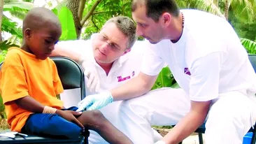 A tratat copiii zdrobiti de cutremur