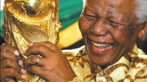 Nelson Mandela si sotia sa au participat la ceremonia de inchidere a Campionatului Mondial din Africa de Sud!