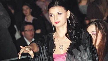 Moni e logodita cu afaceristul chinez?! Inelul il poarta in semn de respect pentru Monica! El si-a luat un angajament fata de ea!