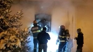 O biserică a izbucnit în flăcări în Botoșani. Incendiul a pornit de la o sobă