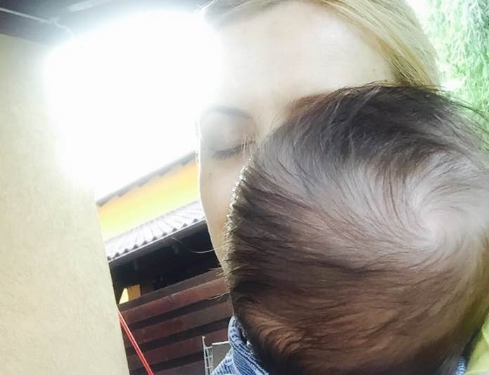 Simona Gheorghe nu-şi mai ascunde fetiţa. A fotografiat-o pe micuţă cu faţa. “Leit taică-su!”