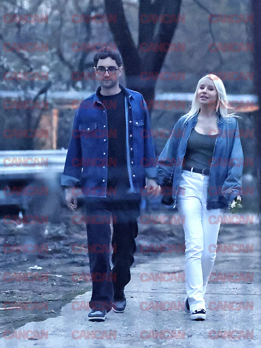 Într-un final influencerița s-a îndurat și l-a luat de mână pe iubit