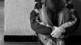 Violat de vecinul de 13 ani! Baiatul are 5 ani si mama lui era la biserica!