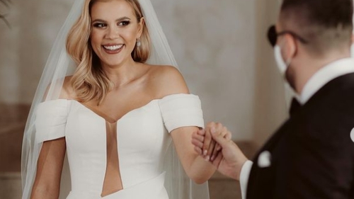 Emily Burghelea, ţinută bizară la nuntă. Cum a apărut blondina în toiul petrecerii