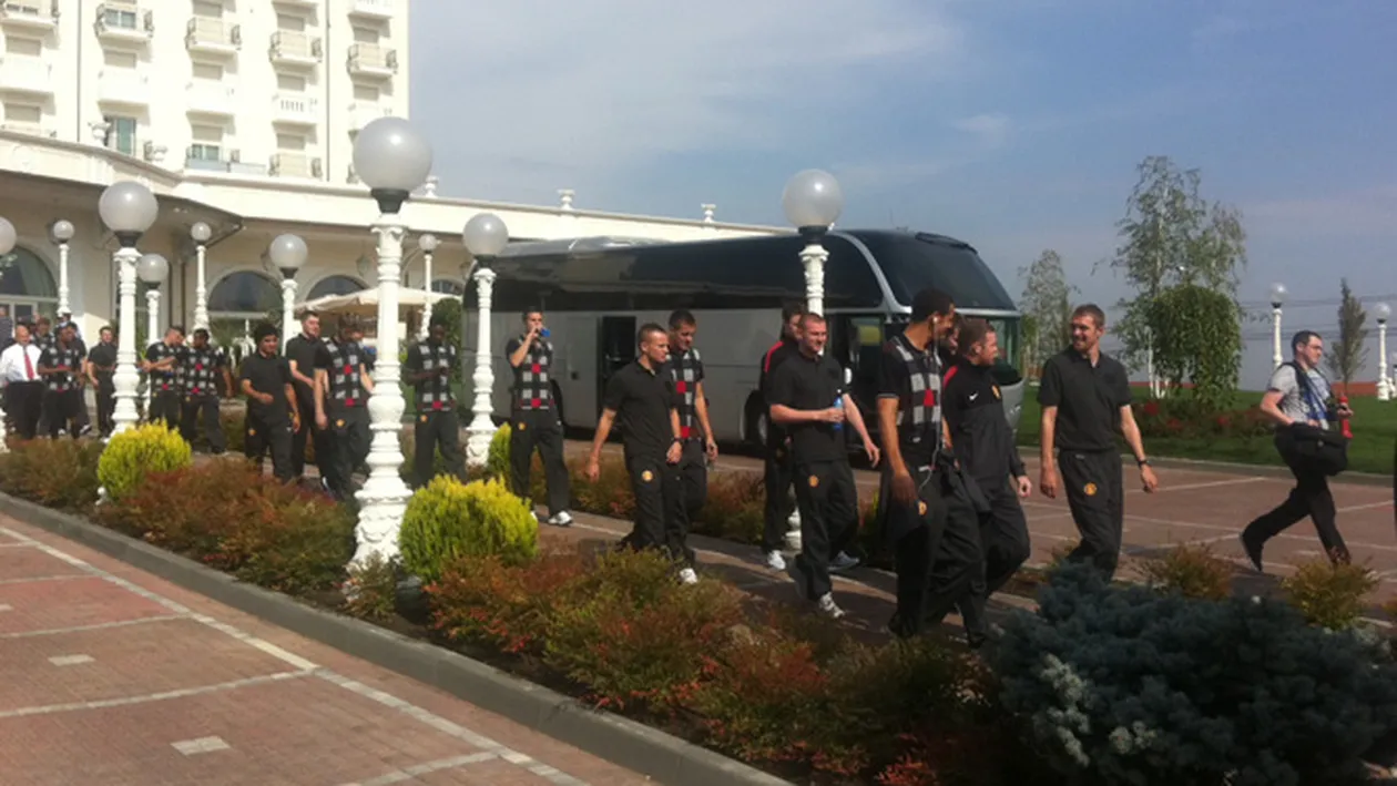 Starurile lui Manchester United stau pe iarba la Cluj pe prosoapele din camerele de hotel si la doi pasi de un excavator