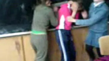 Si-a razbunat fiica si a ajuns dupa gratii! O eleva din Capitala a fost bagata in spital de mama unei colege de clasa, care a atacat-o in timpul orelor!