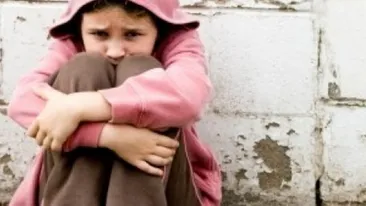 Fotografia cu această tânără a devenit virală pe Facebook! Alexandra nu are mâini şi îşi îngrijeşte singură copilul:,,N-o ajută nimeni’’