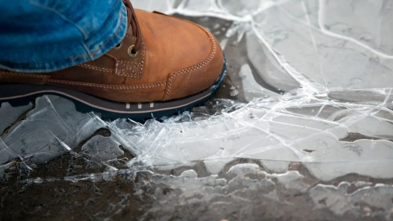 Cum topești gheața din curte fără să distrugi betonul amprentat. Cele mai sigure metode
