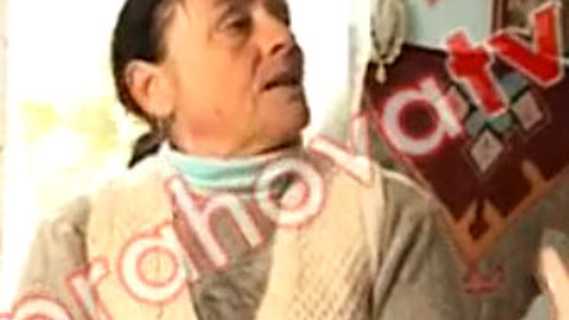 VIDEO DE COLECTIE cu vecinele femeii violate de Viorel! "E o curva, sa-i dam foc! Face fermece"/ Ea le raspunde: "Pe ele nu le violeaza de proaste, jegoase si betive ce e"