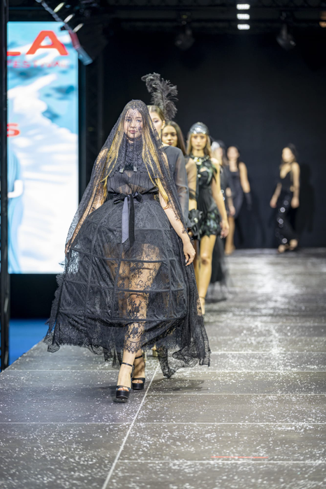 Colecția Black Opulence realizată de Beatrice Lianda Dinu prezentată în cadrul evenimentului Pasarela