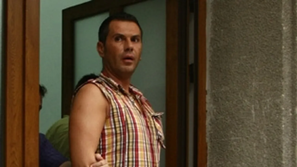 A fost arestat, acuzat de viol si santaj, iar acum are o noua problema. Unul dintre cei mai mediatizati clarvazatori din Romania se afla in pragul divortului si se teme pentru libertatea sa! Vezi despre cine este vorba