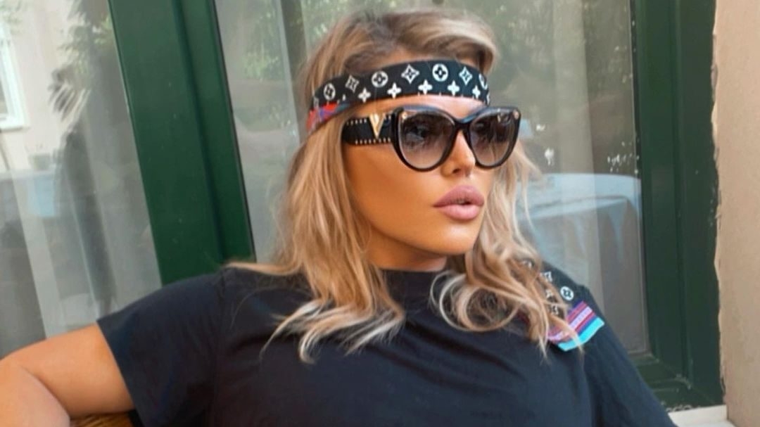 Loredana Groza s-a fotografiat sexy lângă un bolid de lux. Ce i-a scris un internaut care nu și-a mai putut stăpâni „fantezia”