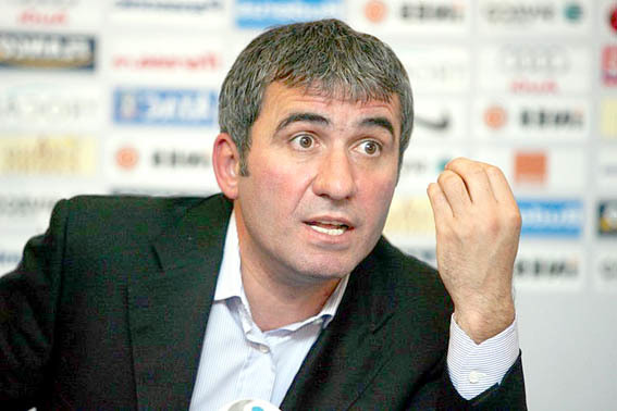 Gigi Becali şi-a desenat steaua în faţa casei după ce a pierdut campionatul