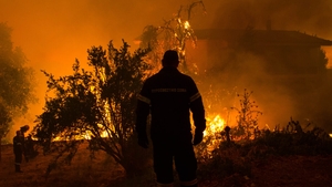 E stare de alertă în Grecia! Incendiile au făcut prăpăd: sute de oameni, salvați din calea pericolului