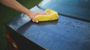 Un șofer a stat prea mult la spălătoria auto și a plătit scump. Amenda primită a ajuns la 360 de euro