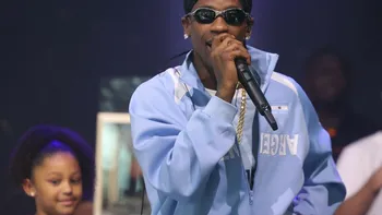 Travis Scott, implicat într-un scandal la concertul lui 50 Cent! S-a lăsat cu sticle aruncate și injurii
