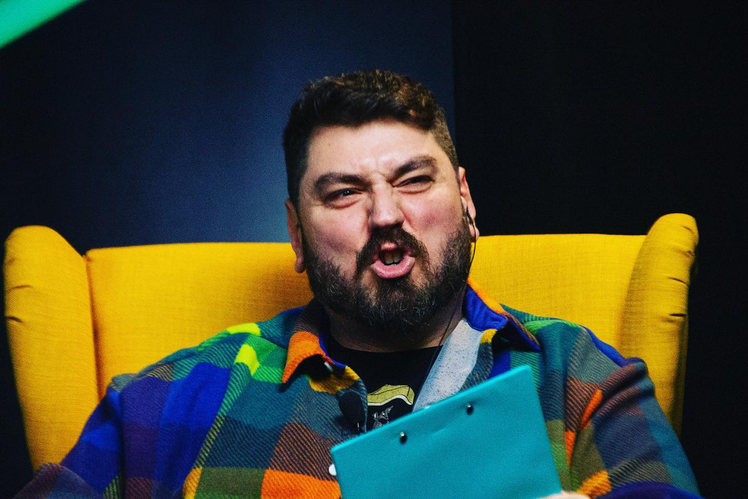 Micutzu: "Eu cred că ar trebui să încerce lumea, în special cei care spun «băi, ești persoană publică, asumă-ți!», cine spune asta să facă un exercițiu de imaginație și să se gândească că într-o zi ar primi mesaje de la câteva sute de oameni că îi iau familia, îl înjură, îi spun că e un gunoi, că e un nimic, să se lase și așa mai departe!" (Foto: Instagram)