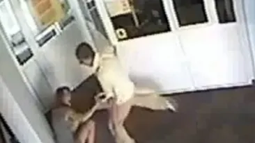VIDEO  Si-a nenorocit in bataie iubita de 18 ani intr-un hotel