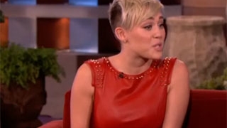 Miley Cyrus, lasata masca de doi stripperi! Uite ce a patit vedeta intr-o emisiune TV!