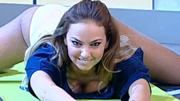 Asa ceva doar in cluburile de striptease mai vezi! Roxana Ionescu, pozitii indecente cu sanii revarsati pe podea