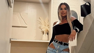 Claudia și-a tras ”babs”? S-a fotografiat cu un bărbat în ipostaze tandre, apoi a șters imaginea